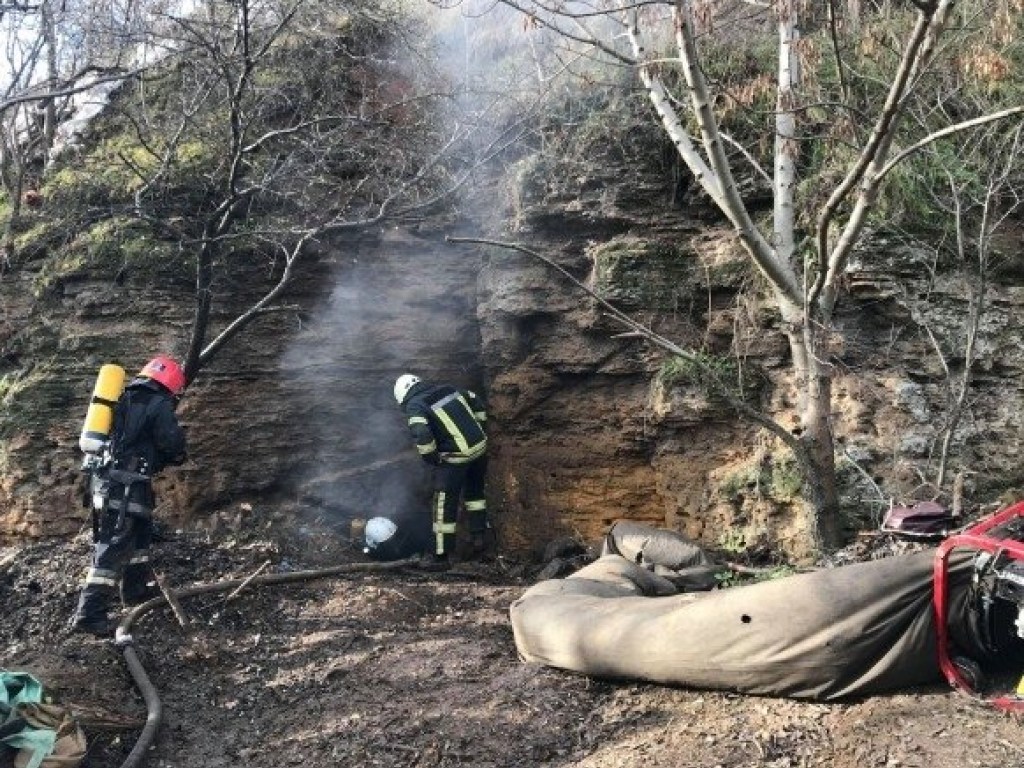 В Одессе во время тушения пожара в катакомбах обнаружили тело мужчины (ФОТО)