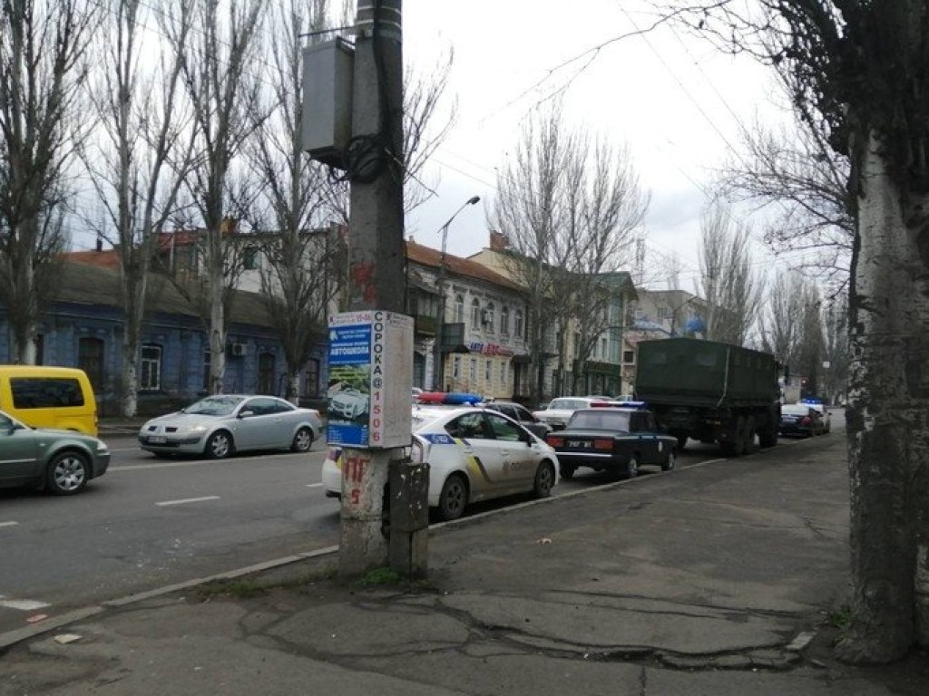 В Николаеве на перекрестке произошло ДТП с военным грузовиком (ФОТО)