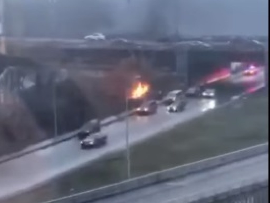 Возле моста Патона в Киеве вспыхнула машина (ВИДЕО)