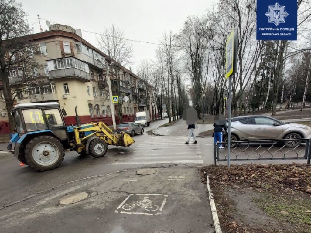 В Харькове водитель Toyota врезался в трактор (ФОТО)