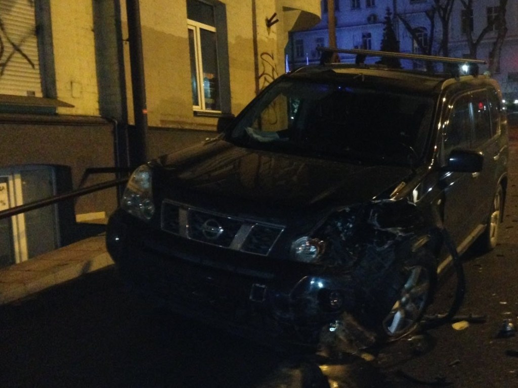 В центре Киева на перекрестке произошло ДТП: столкнулись две иномарки (ФОТО)