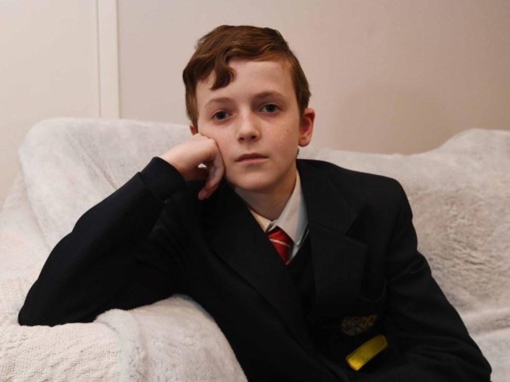 В Великобритании мальчика-вегана одноклассники  заставляли есть траву с газона (ФОТО)
