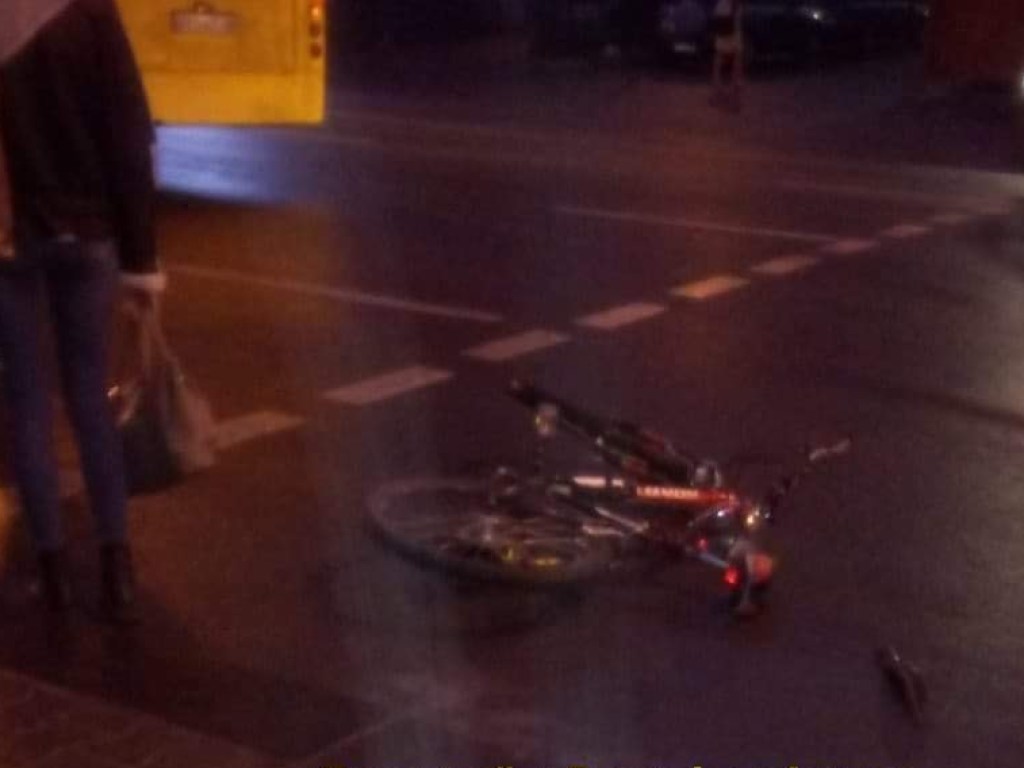 В центре Киева сбили велосипедиста: мужчину забрала «скорая» (ФОТО)