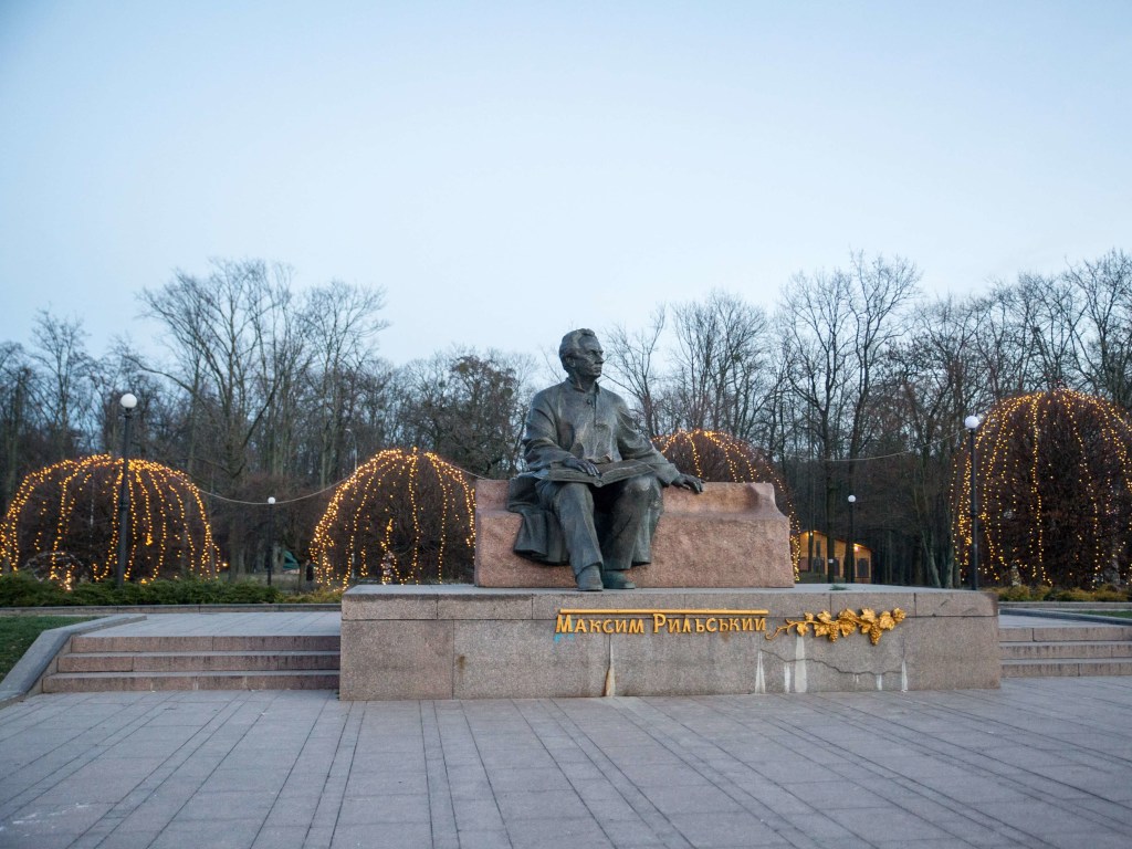 В Голосеевском парке в Киеве подростки метают петарды в прохожих – соцсети
