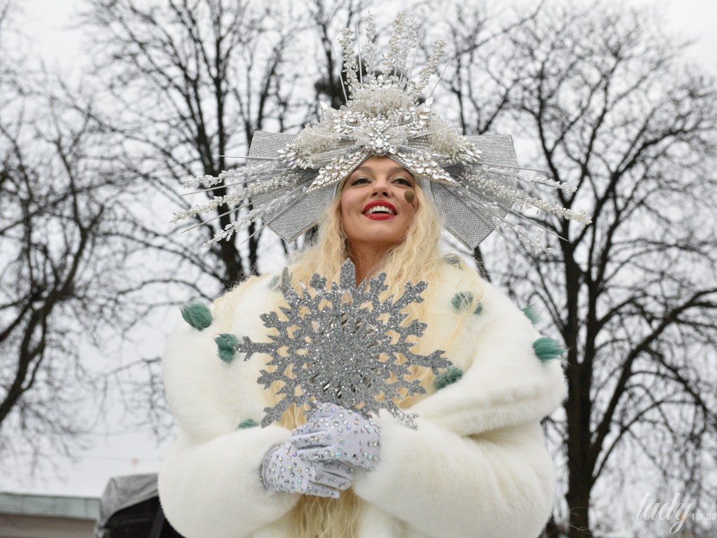 Белое платье со стразами и алые губы: Оля Полякова отрепетировала образ Снежной Королевы (ФОТО)