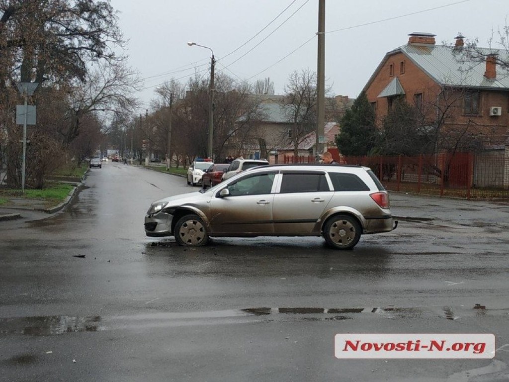 ДТП в Николаеве: на перекрестке водитель Daewoo не пропустил Opel (ФОТО)