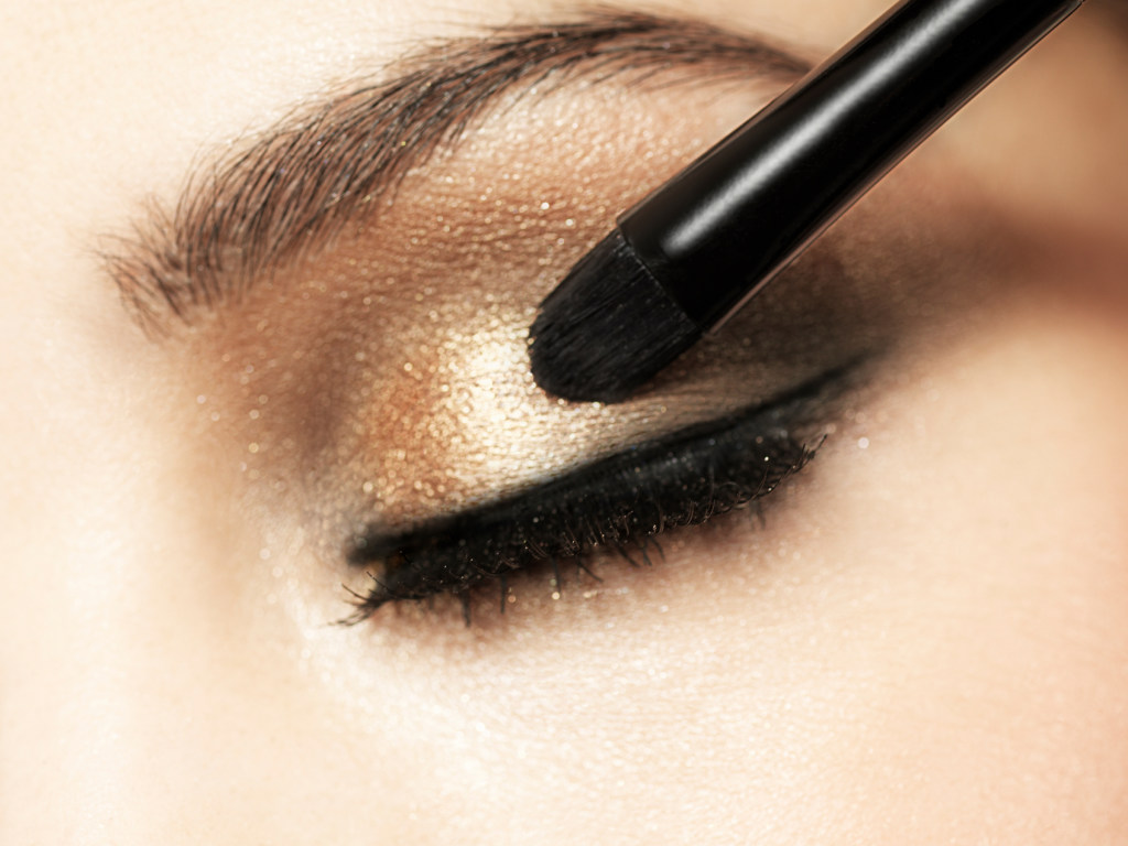 Новогодний макияж для кареглазых красавиц: шиммер под брови и золото на губах