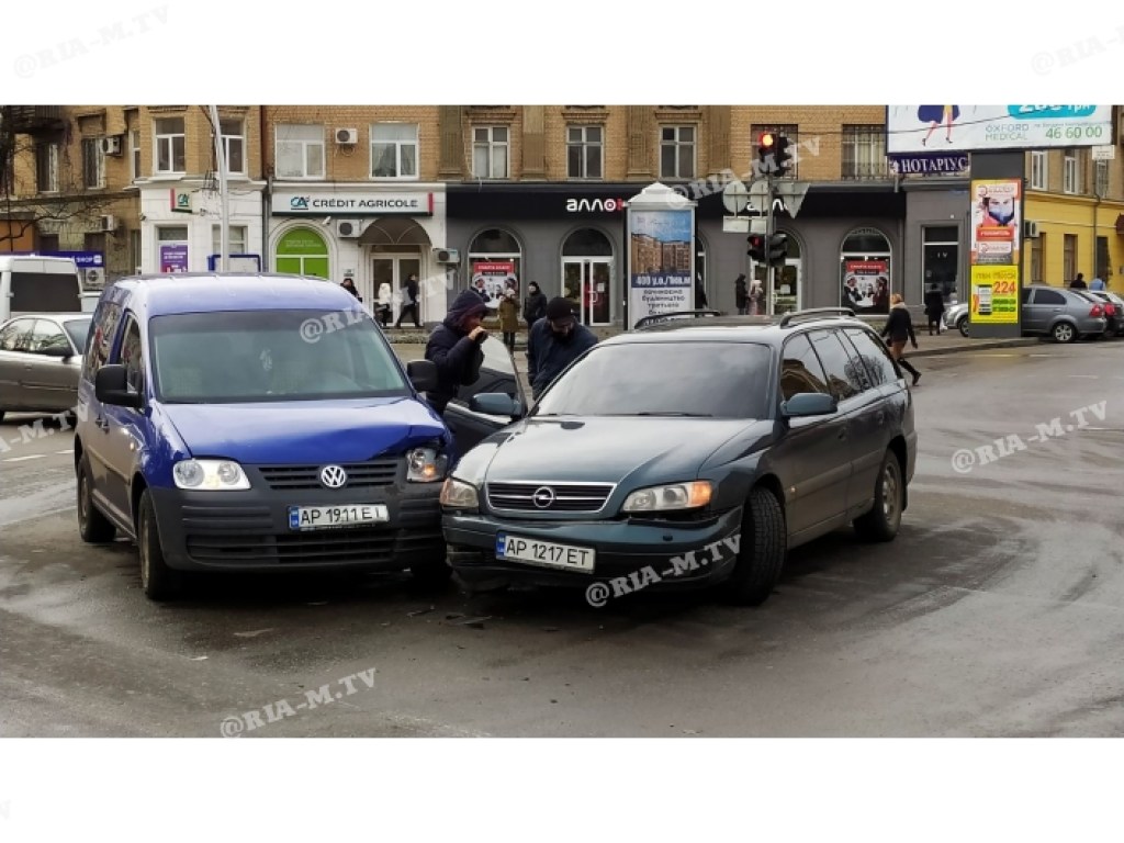 В центре Мелитополя на полупустой дороге столкнулись Opel и Volkswagen (ФОТО) 