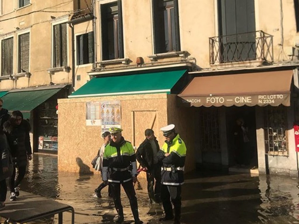 В Венеции поднялся уровень воды и началось наводнение (ФОТО)