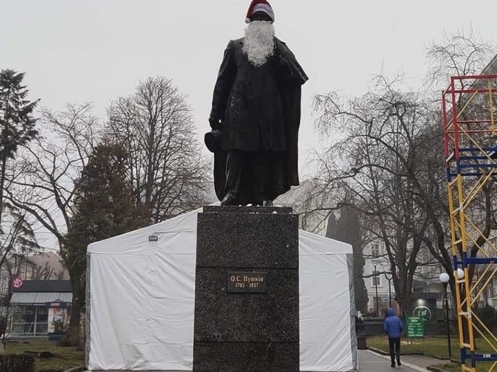 В Тернополе памятник Пушкину превратили в Санта Клауса (ФОТО)