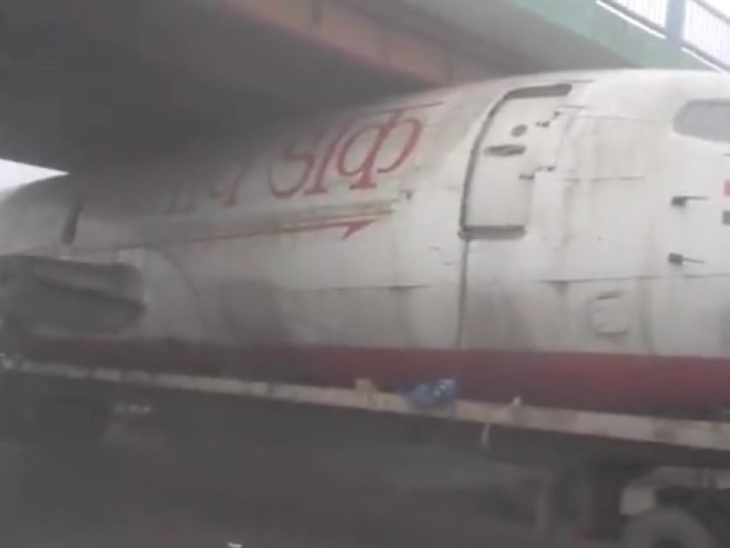Самолет без крыльев застрял под мостом в Индии (ФОТО, ВИДЕО)