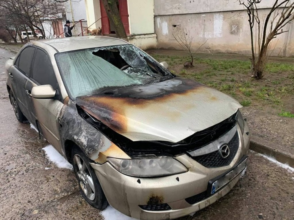 Во дворе жилого дома в Николаеве сгорела Mazda 6 (ФОТО)
