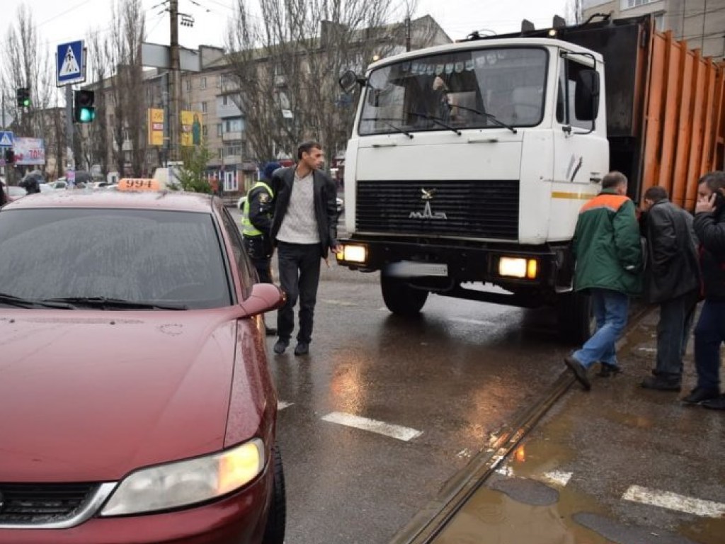 В Николаеве возле рынка «Колос» мусоровоз протаранил Opel (ФОТО)