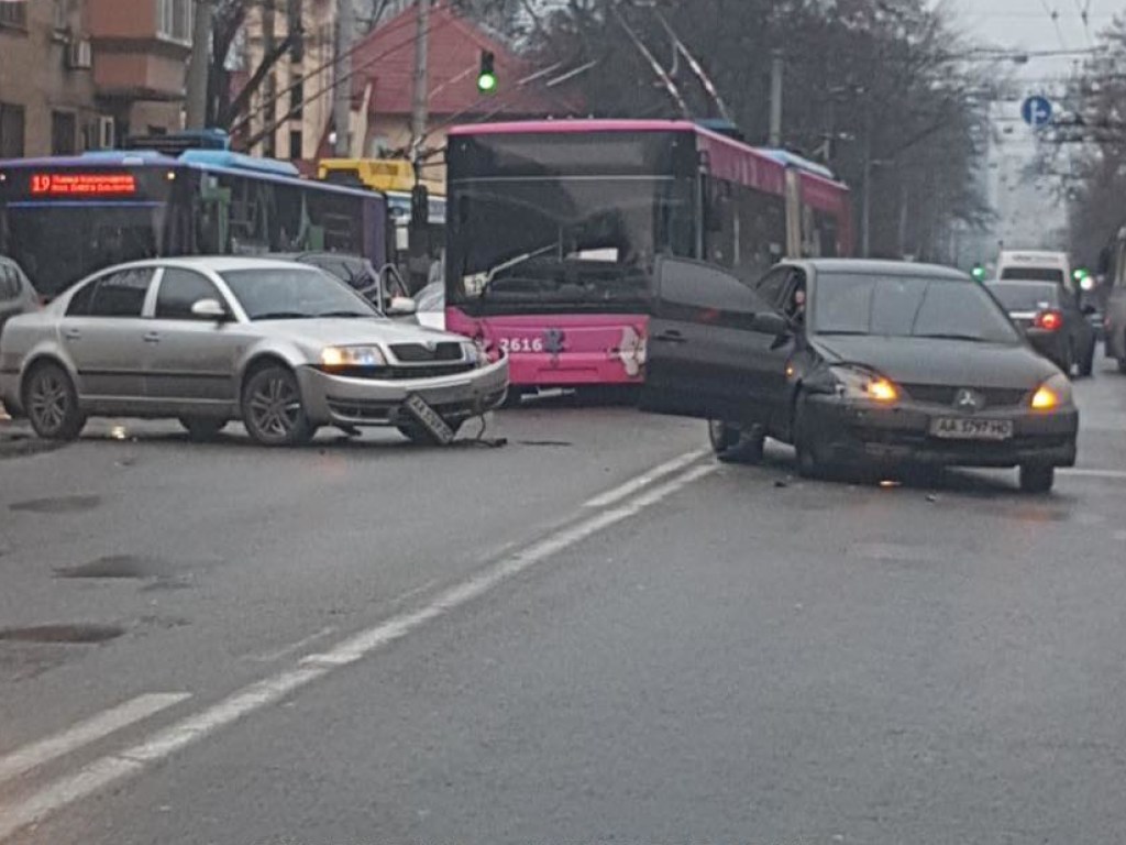 В центре Киева дорогу не поделили Mitsubishi и Skoda: образовалась огромная пробка (ФОТО, ВИДЕО)