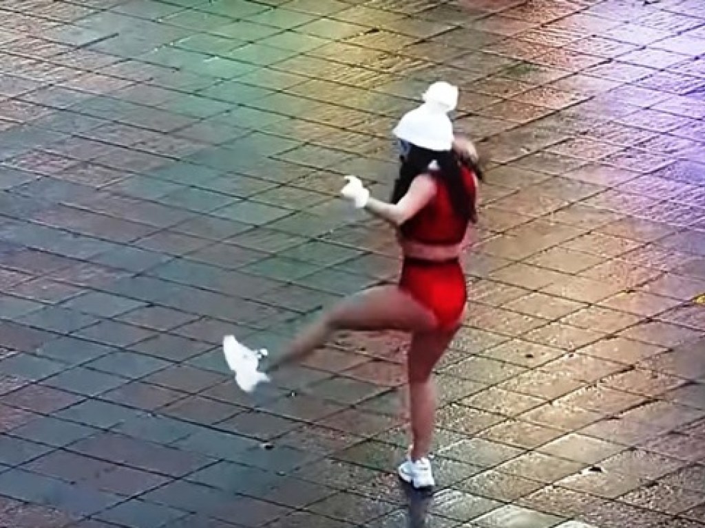 В центре Одессы под елкой танцевала полуголая девушка (ФОТО, ВИДЕО)