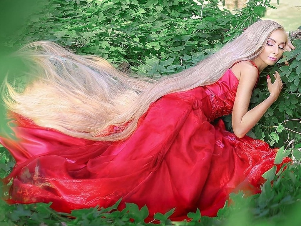 «Живая Рапунцель»: блондинка-одесситка вырастила косу длиной два метра (ФОТО)