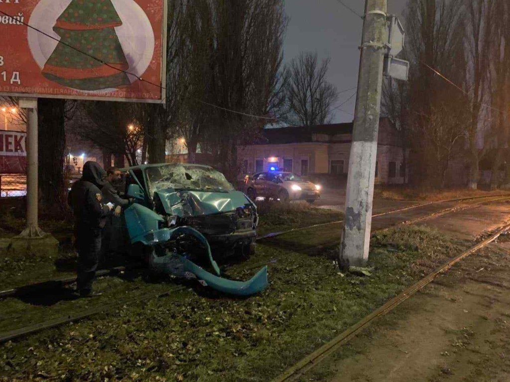 Погиб 49-летний мужчина: В Одессе водитель врезался в электрический столб (ФОТО)