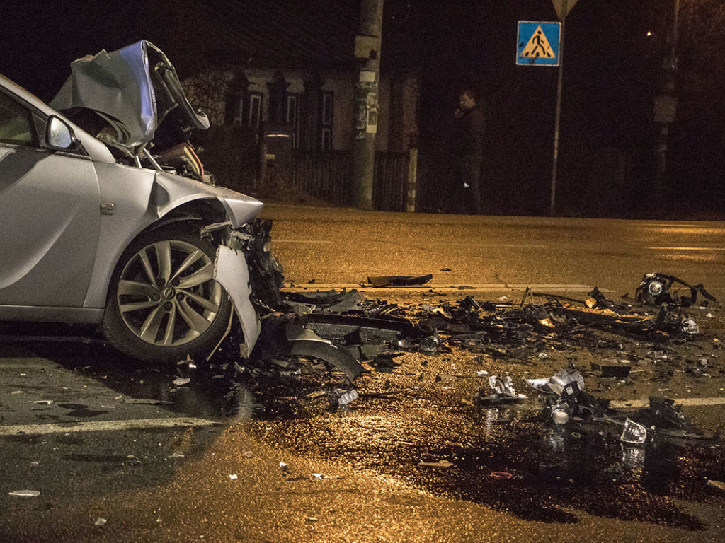 ДТП в Киеве на «встречке»: столкнулись Opel и Hyundai, один человек погиб (ФОТО)