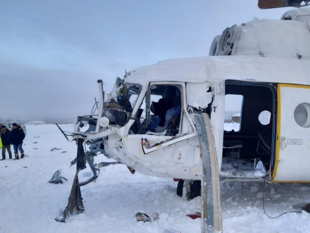 Аварийная посадка в условиях снегопада: В РФ опрокинулся вертолет с пассажирами