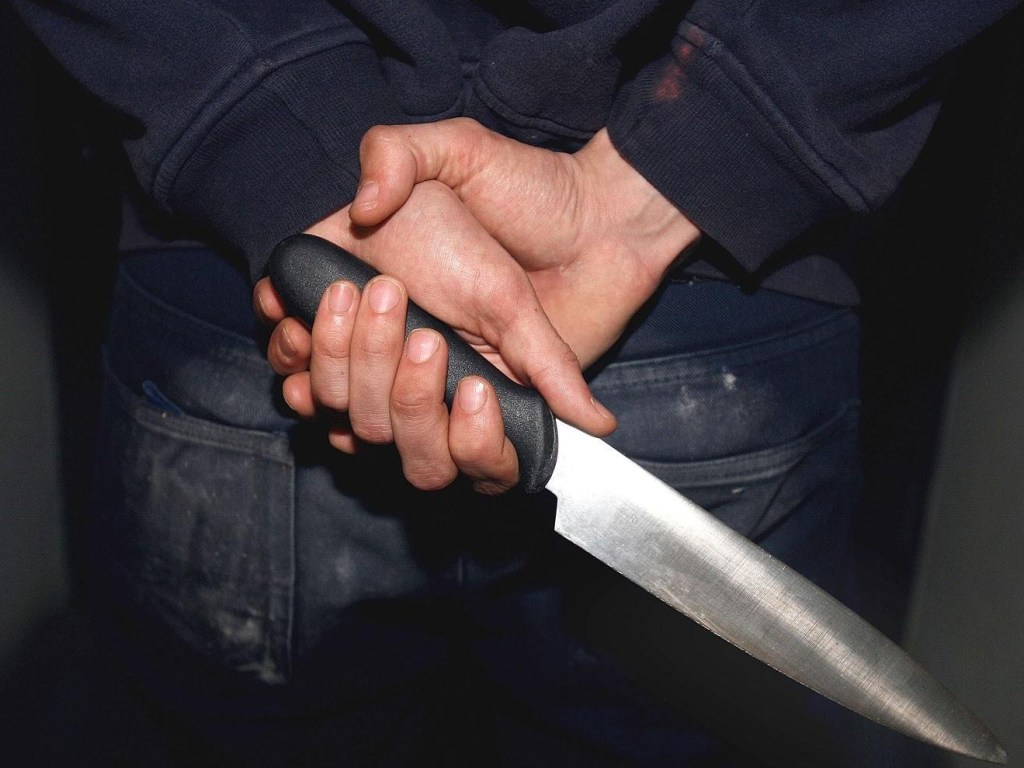 Ранил правоохранителя и взял женщину в заложники: В Харькове мужчина с ножом напал полицейского (ВИДЕО)
