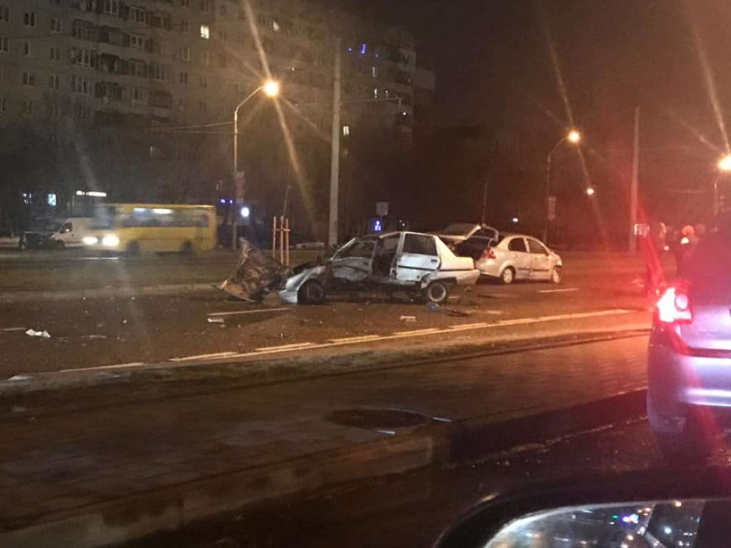 Пострадали люди: Во Львове на дороге легковушка рассыпалась на части в результате ДТП (ФОТО)