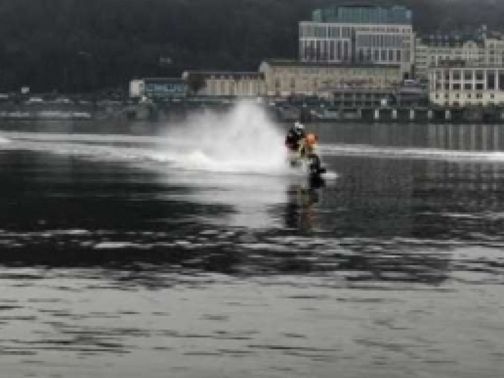 В Киеве каскадер проехал 5 км на обычном мотоцикле через Днепр (ФОТО, ВИДЕО)