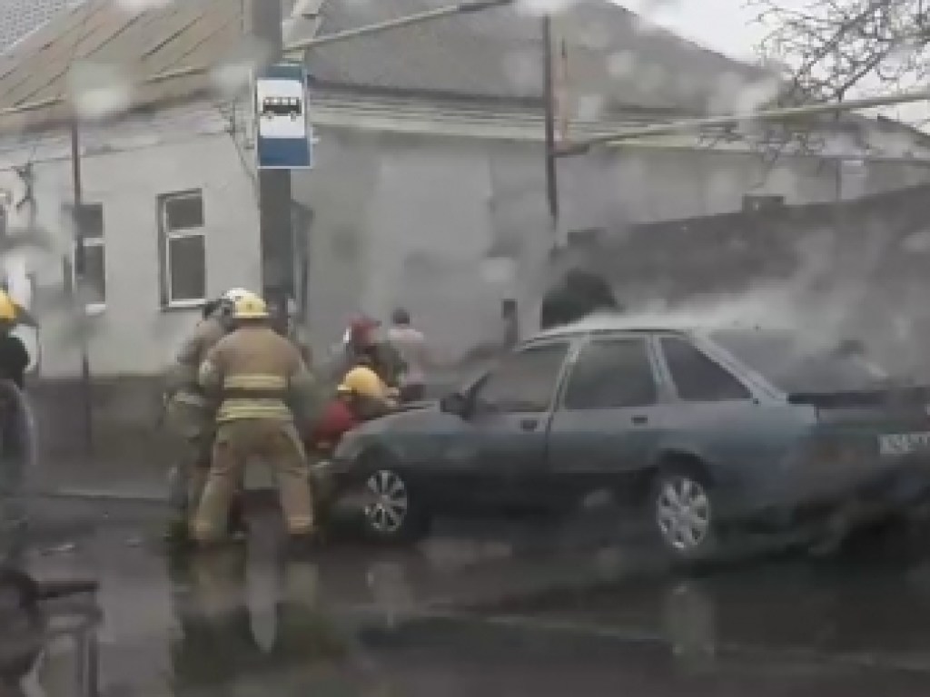 В Мелитополе спасатели тушили автомобиль Форд (ФОТО)