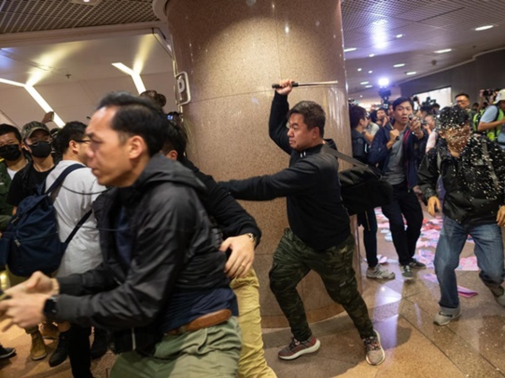 Протесты продолжаются: в Гонконге впервые за несколько недель полиция применила слезоточивый газ (ФОТО)