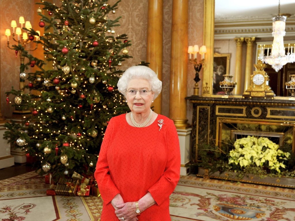 Модница Елизавета II: дизайнер рассказал, как подбирает королеве наряды к Рождеству