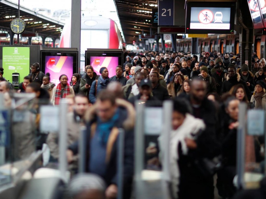 Массовые забастовки: На Рождество в Париже закрыты все линии метро