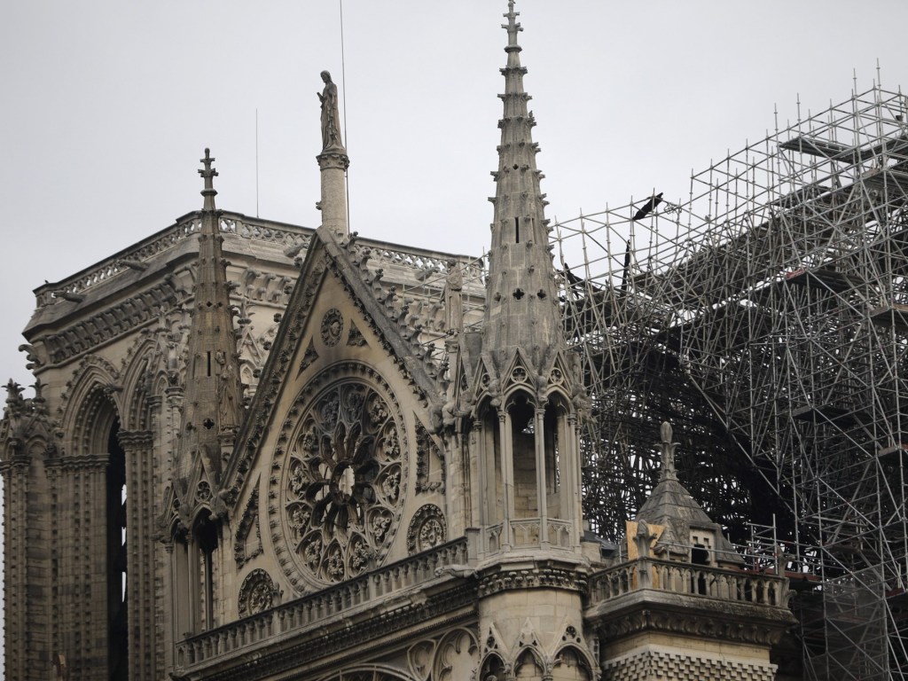 Собор Парижской Богоматери могут полностью не спасти после пожара &#8212; настоятель