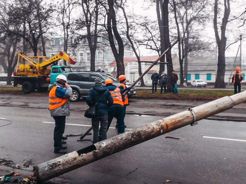 В Днепре рухнувший фонарный столб заблокировал движение троллейбуса (ФОТО, ВИДЕО)