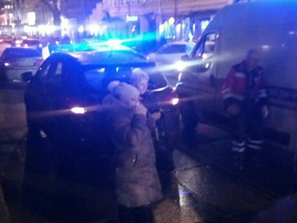 На Подоле в Киеве автоледи на Hyundai сбила на трамвайных путях девушку (ФОТО)