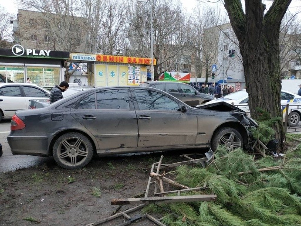 Серьезное ДТП в центре Николаева: Mercedes влетел в дерево из-за столкновения с «десяткой» (ФОТО)