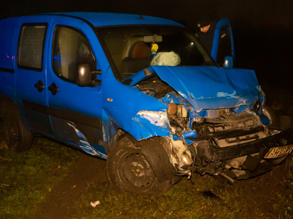 Под Днепром микроавтобус на большой скорости влетел в отбойник: у Fiat большие повреждения (ФОТО)