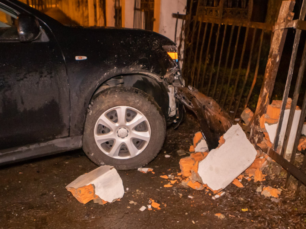 Пьяный водитель Mitsubishi протаранил ограждение общежития в Днепре (ФОТО, ВИДЕО)