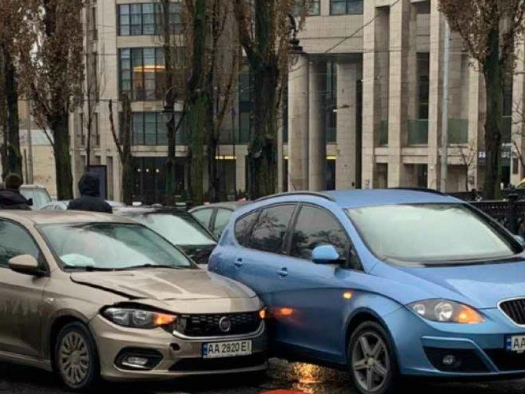 ДТП в центре Киева: на скользкой дороге столкнулись две иномарки (ФОТО)