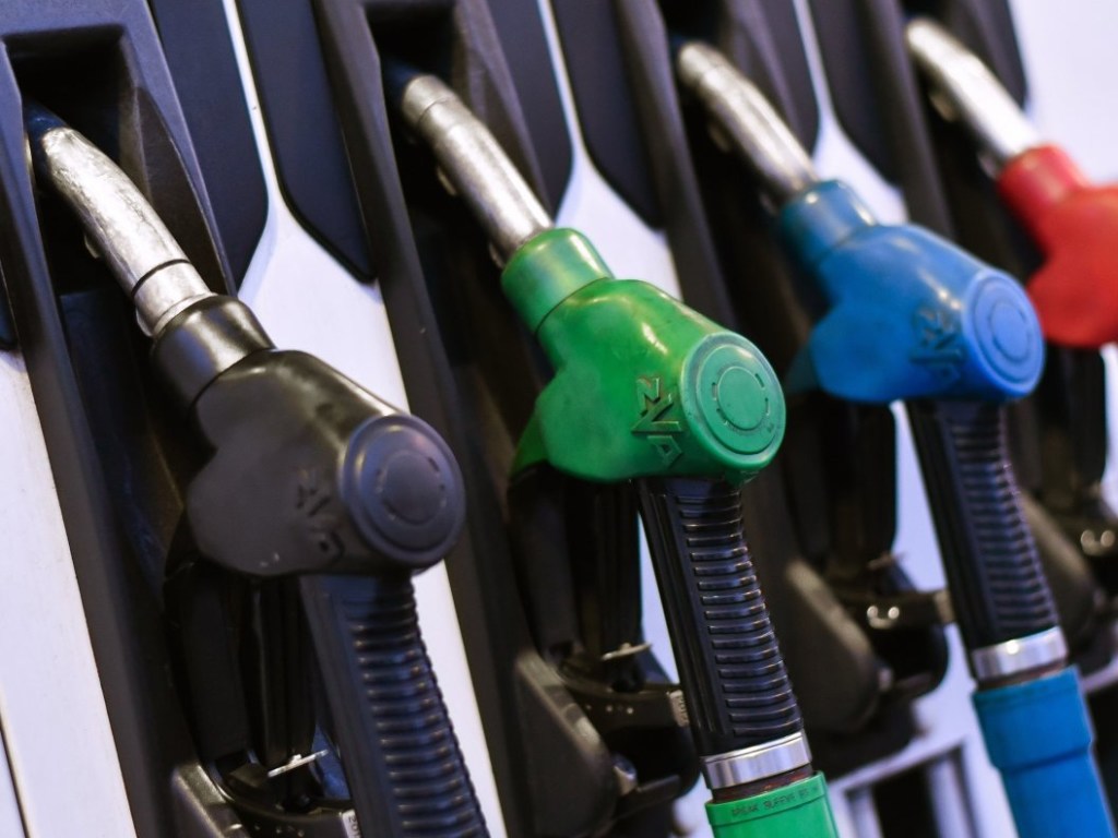 Эксперт пояснил глубинные причины снижения цен АЗС на бензин и дизельное топливо
