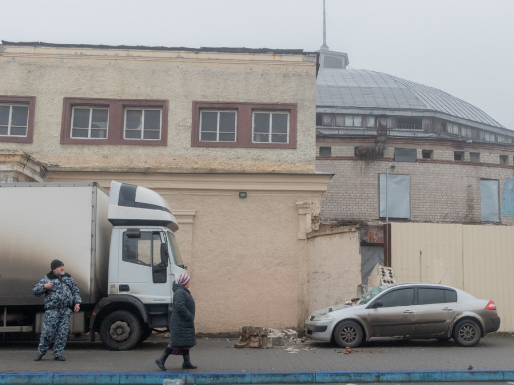 В Днепре рухнувшая стена серьезно повредила припаркованный Renault (ФОТО)