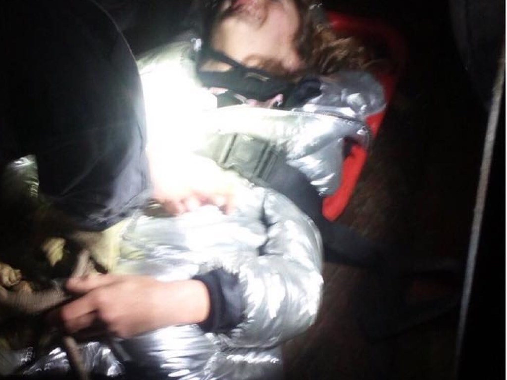 На Петровке в Киеве спасателям пришлось связать буйную женщину для эвакуации из недостроя (ФОТО)