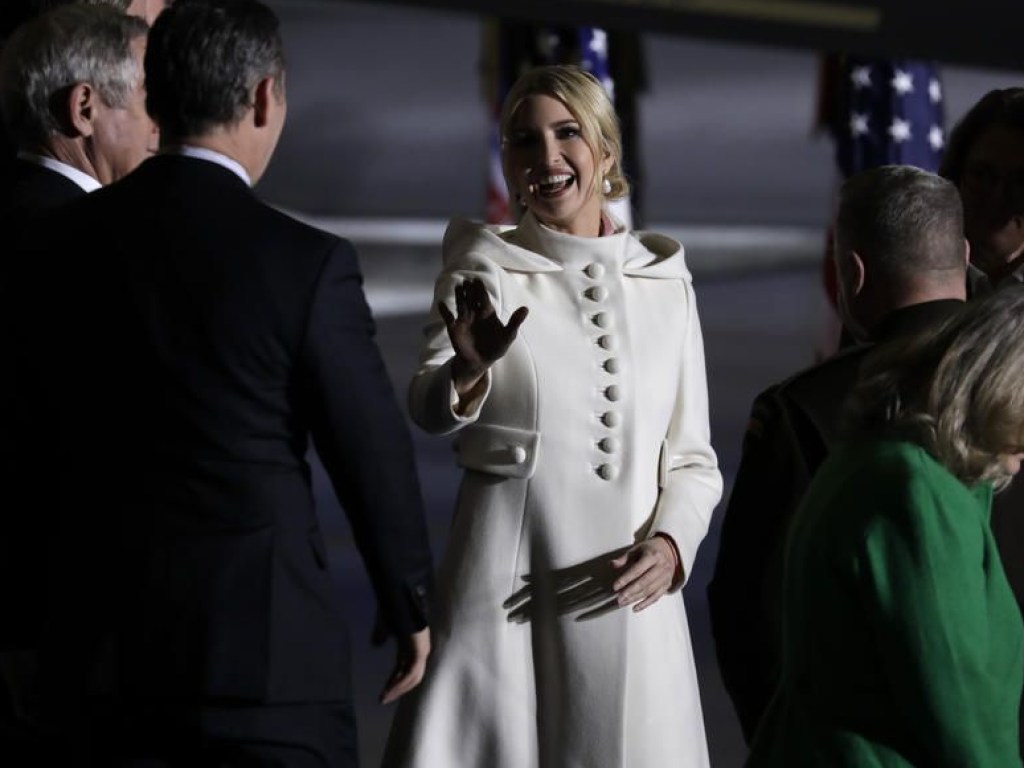 В белом пальто с капюшоном: Иванка Трамп потрясла публику эффектным нарядом (ФОТО)