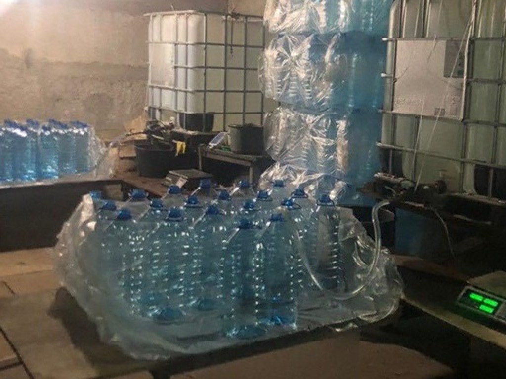 Харьковская полиция нашла в гаражном боксе 12 тонн нелегального спирта (ФОТО)