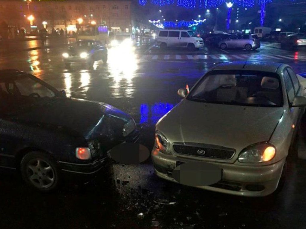 В центре Черкасс водитель Daewoo не уступил дорогу Ford (ФОТО)