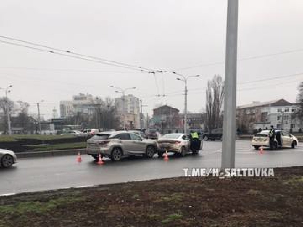 ДТП в центре Харькова: на кольце столкнулись Lexus и Hyundai (ФОТО)