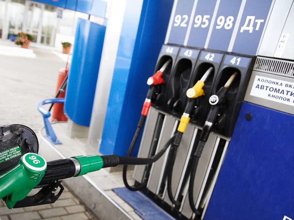 На АЗС снизили цены на бензин и дизельное топливо