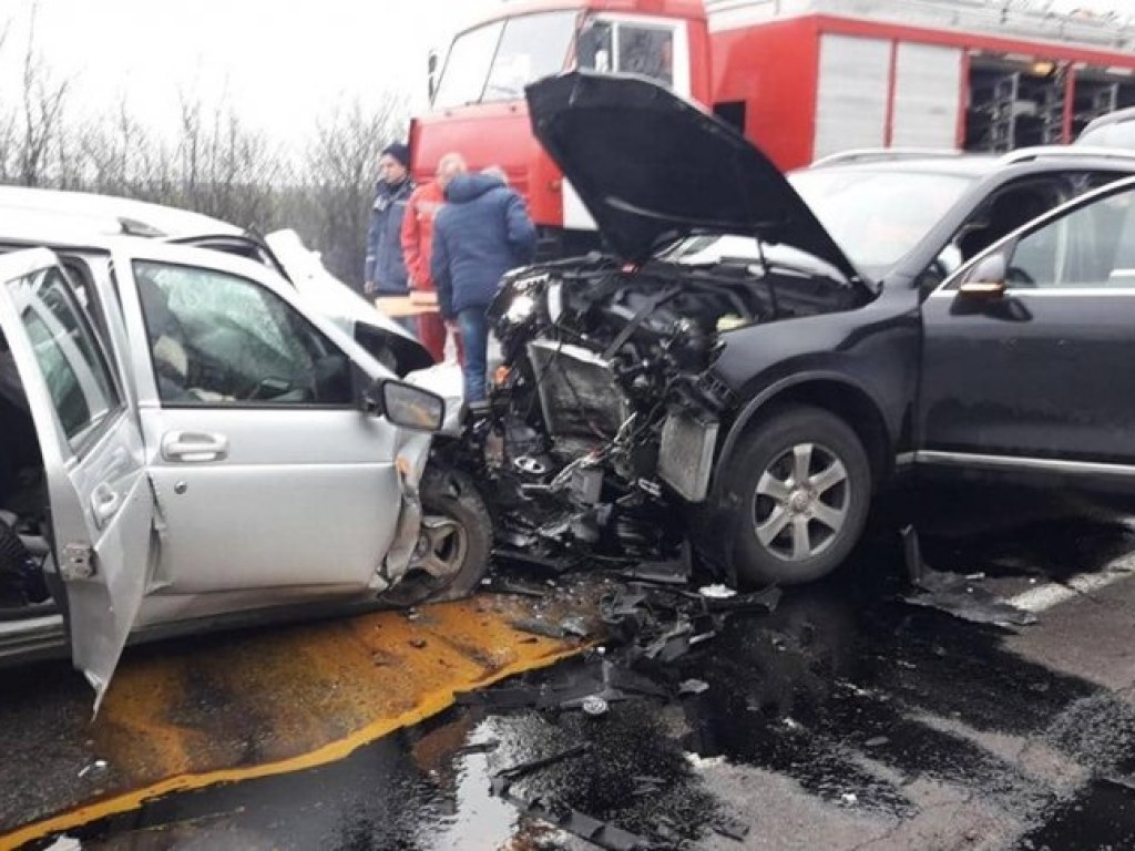 ДТП под Южноукраинском: из-за столкновения Volkswagen и «Лада» один человек погиб, еще 6 пострадало