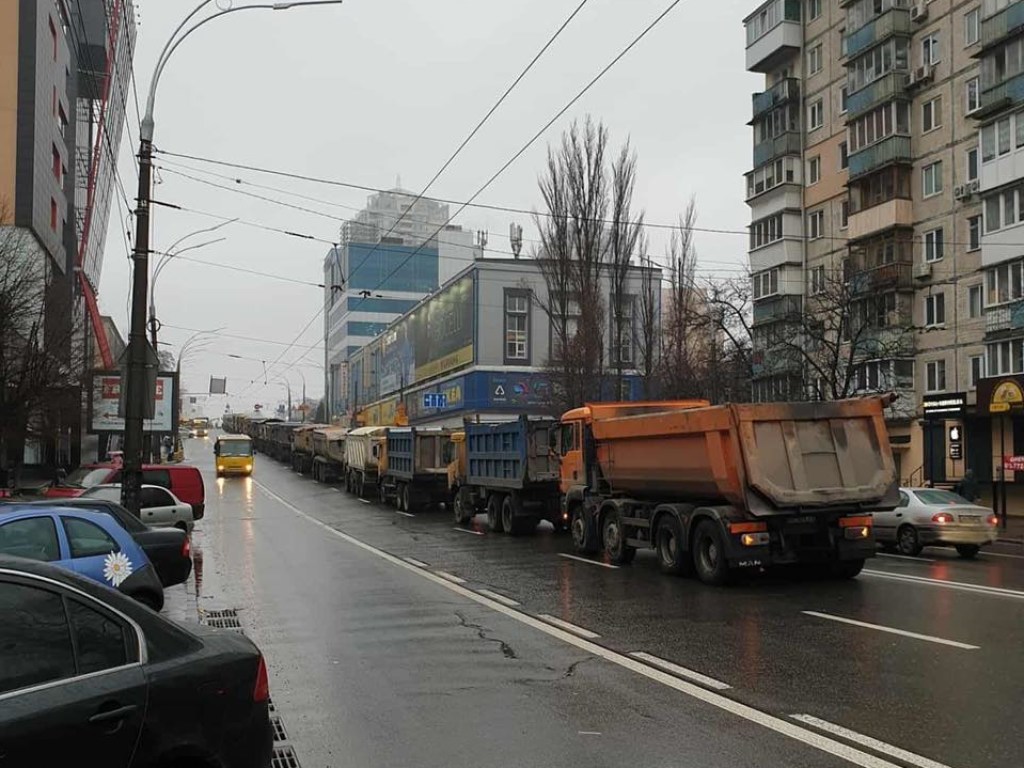 На Шулявке в Киеве увидели «бесконечную» автоколонну из грузовиков: что случилось (ФОТО)