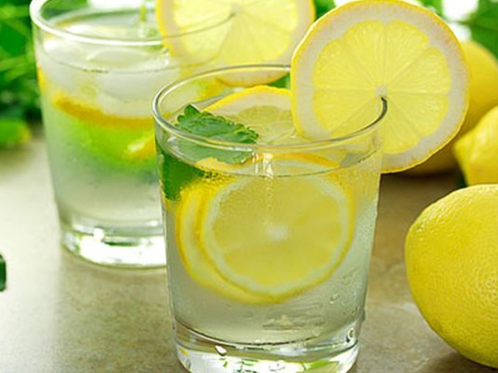 Эксперты рассказали о колоссальной пользе воды с лимонным соком