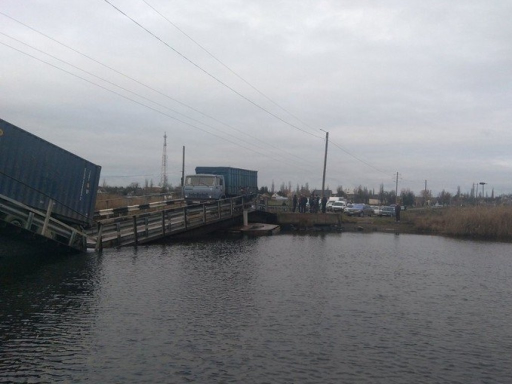 Под Николаевом мост ушел под воду из-за фуры с топливом (ФОТО, ВИДЕО)