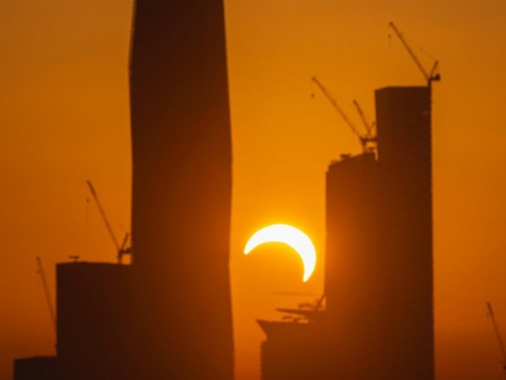 Солнце стало чёрным: опубликовано видео кольцевого солнечного затмения